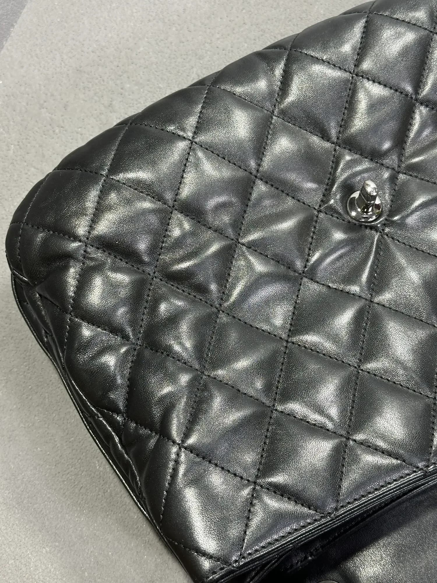 가방-샤넬-염색-시즌 한정 모델인 3Accordion 아코디언 라지 플랩 은장체인 숄더백 수선 후 사진 2