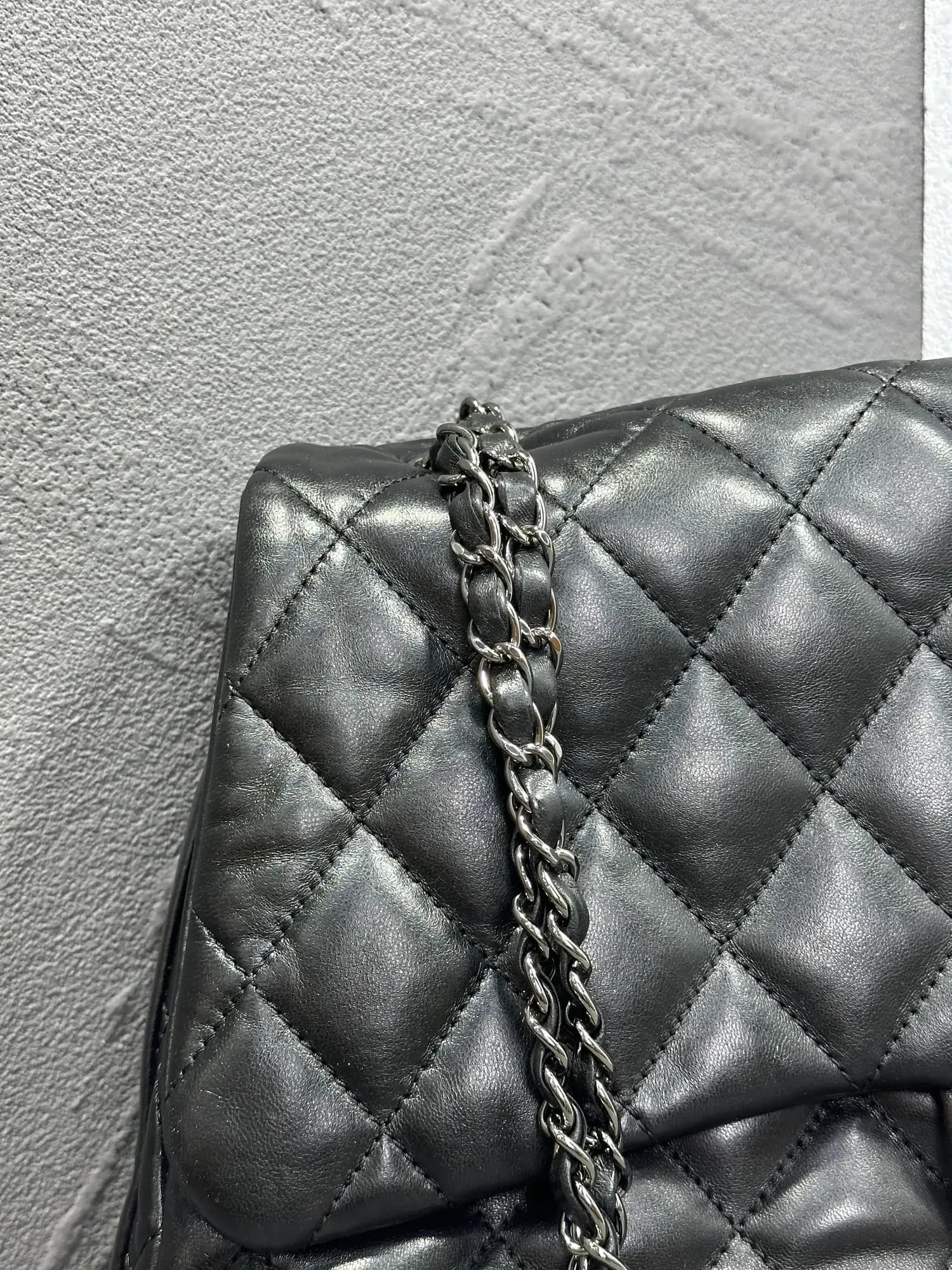 가방-샤넬-염색-시즌 한정 모델인 3Accordion 아코디언 라지 플랩 은장체인 숄더백 수선 후 사진 5